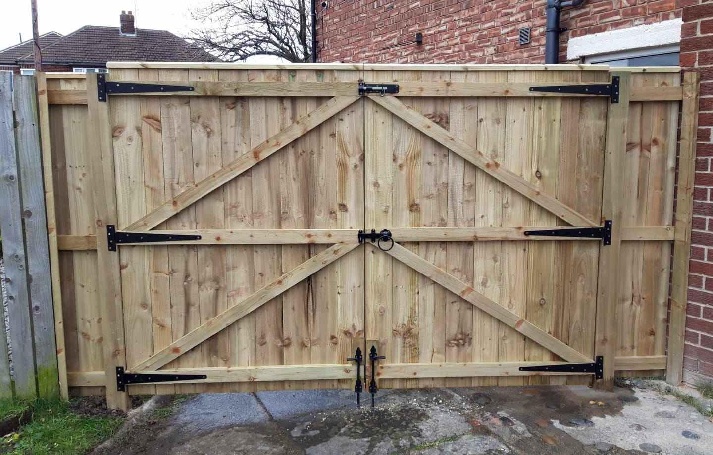 Customer photo review of Pair of Medium Tee Hinges - Black (Multiple Sizes)