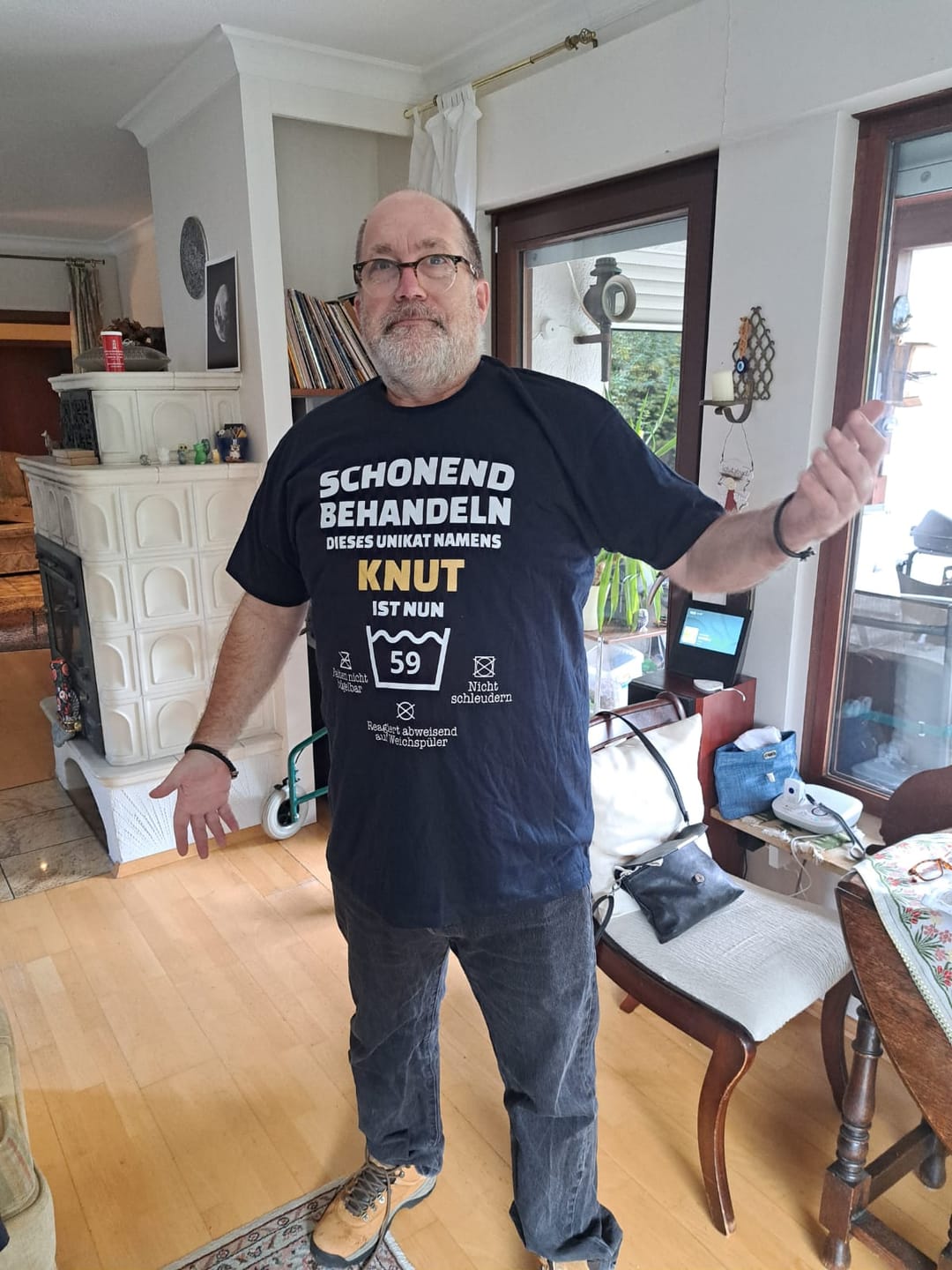 Customer photo review of Lustiges Geburtstags Shirt - Schonend Behandeln - Personalisierbares Herren T-Shirt