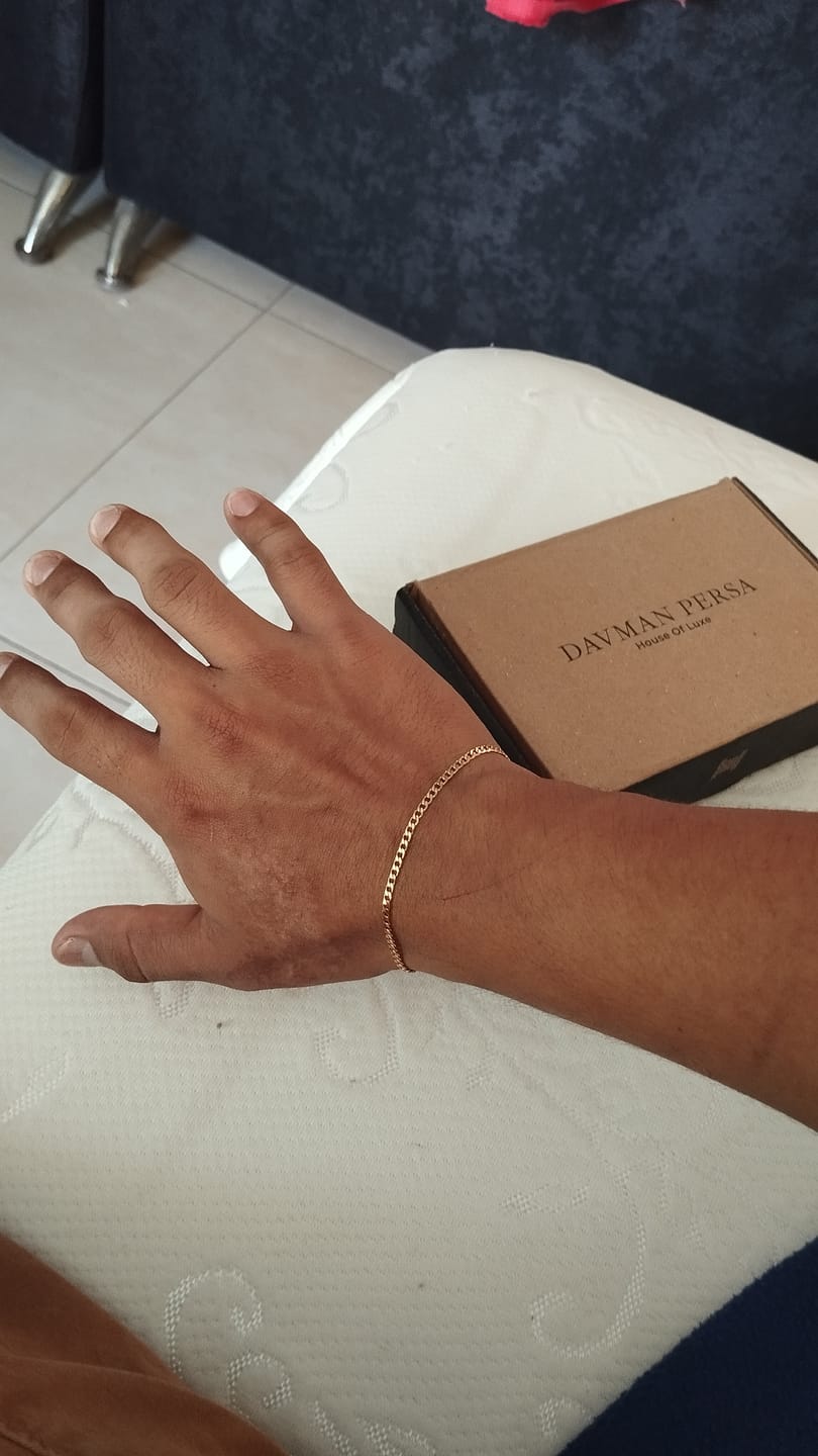 Customer photo review of Pulsera Eslabón plano en Oro laminado 18k