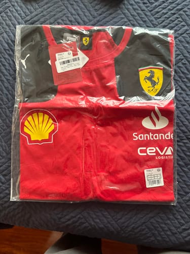 Customer photo review of Camiseta Oficial Scuderia Ferrari 2023