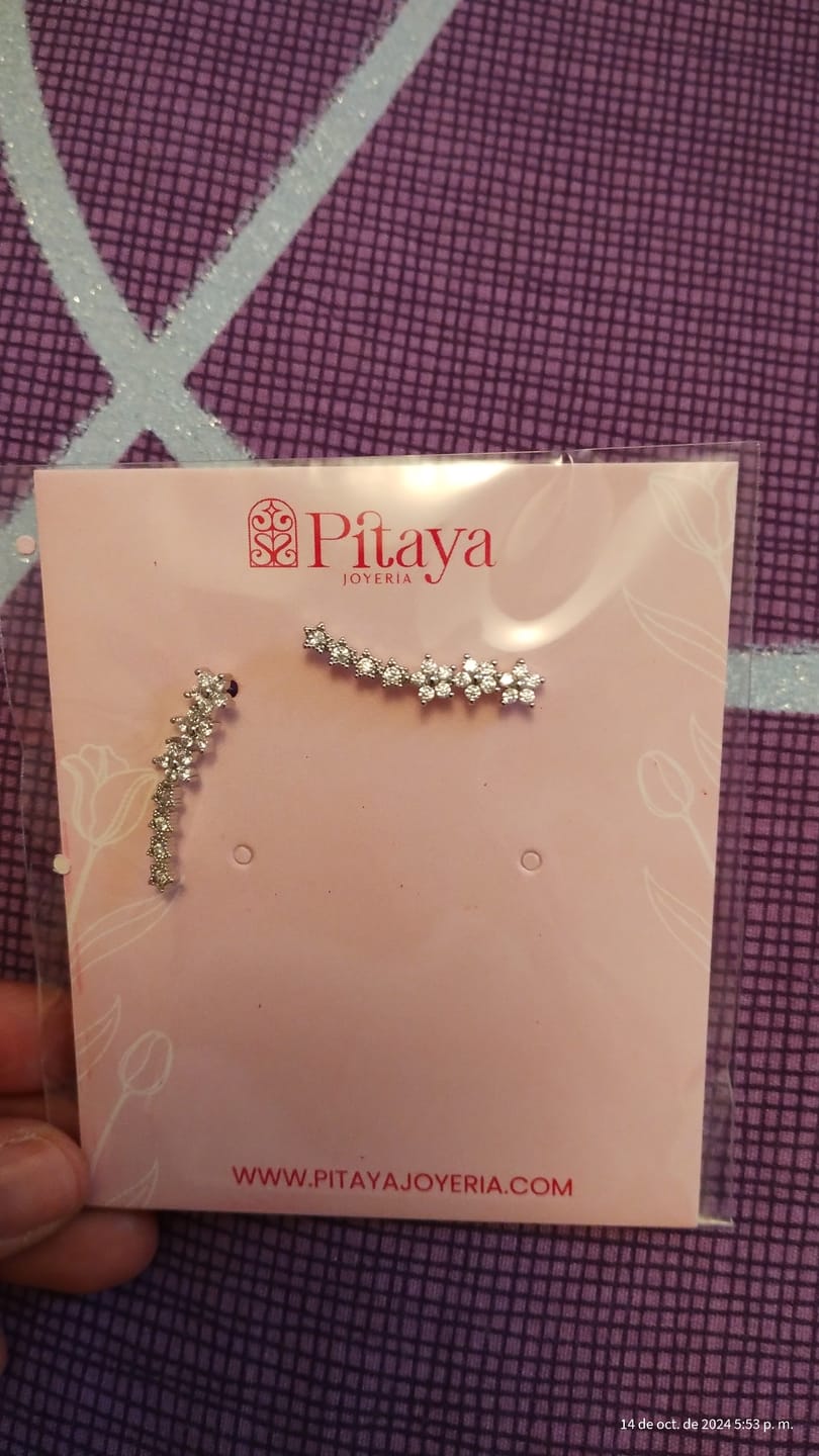 Customer photo review of Aretes Trepadores Florecitas de Cristal