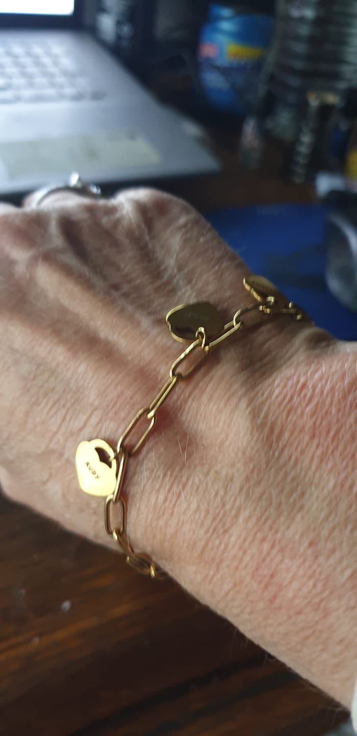 Customer photo review of Bracelet avec pendentifs cœur personnalisés