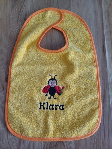 Customer photo review of Wolimbo Lätzchen mit Namen und Motiv bestickt