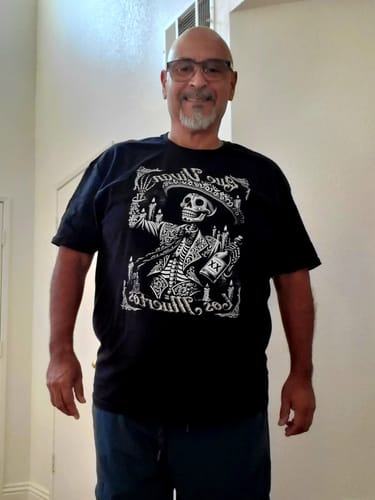 Customer photo review of Que Vivan Los Muertos Dia De Los Muertos Cantina T-Shirt