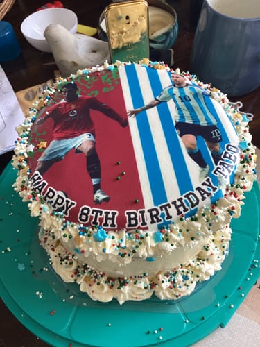 Customer photo review of 20 cm Pre-cut Circle Custom Edible Icing Image