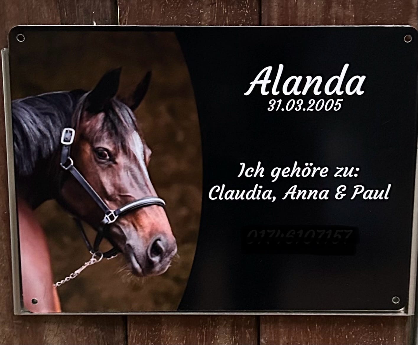 Customer photo review of Pferde Boxenschild mit Foto & Wunschtext (UV- und wetterfest)