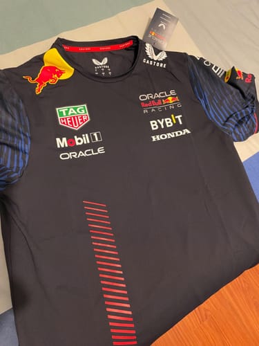 Customer photo review of Camiseta Oficial Red Bull Racing 2023