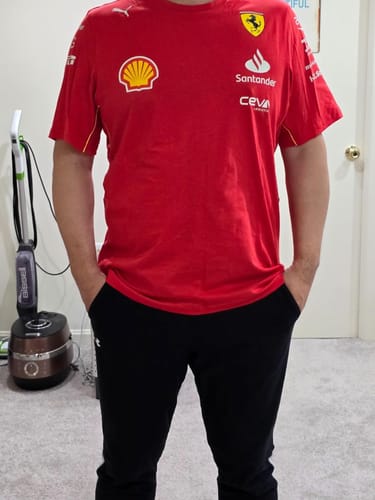 Customer photo review of Camiseta Oficial Scuderia Ferrari 2024