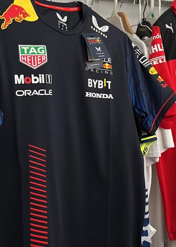 Customer photo review of Camiseta Oficial Red Bull Racing 2023