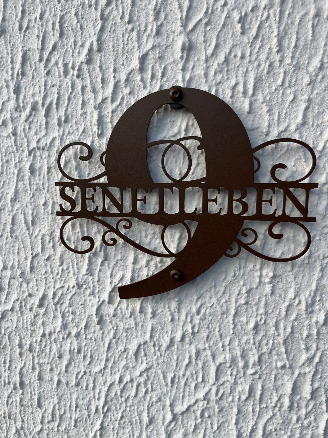 Customer photo review of Hausnummer-Türschild Ornamental Style mit Familiennamen (personalisierbar)