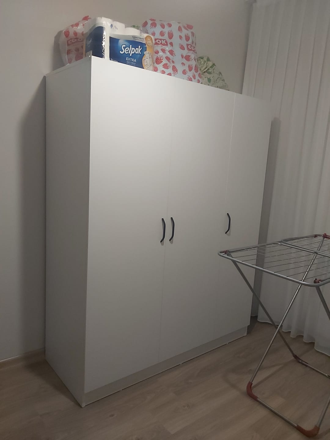 Customer photo review of Rani BA105 Yüklük 3 Kapaklı 8 Raflı Yatak Yorgan Yastık Saklama Dolabı Beyaz