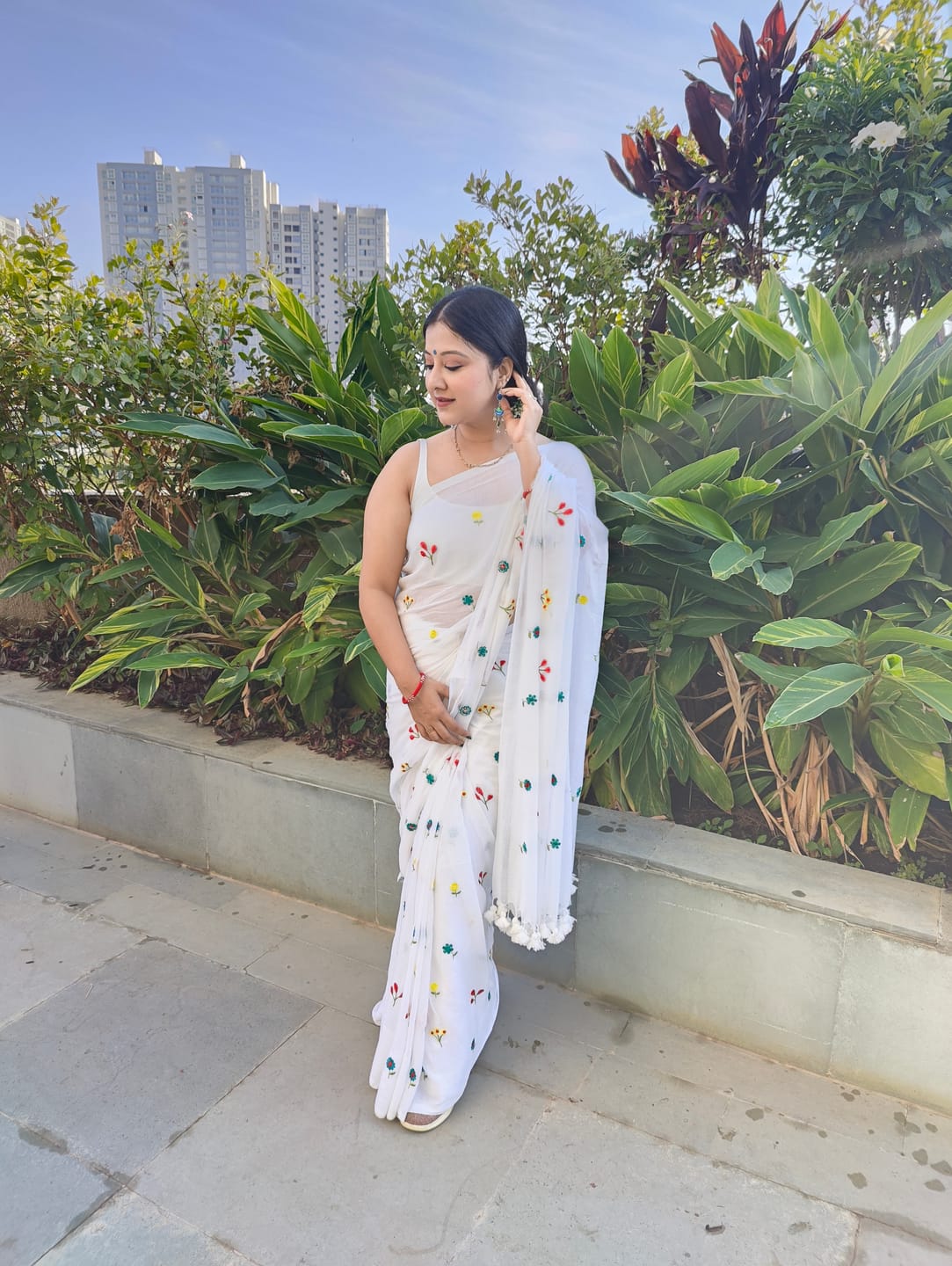 Customer photo review of White Embroidered Mulmul Cotton Saree