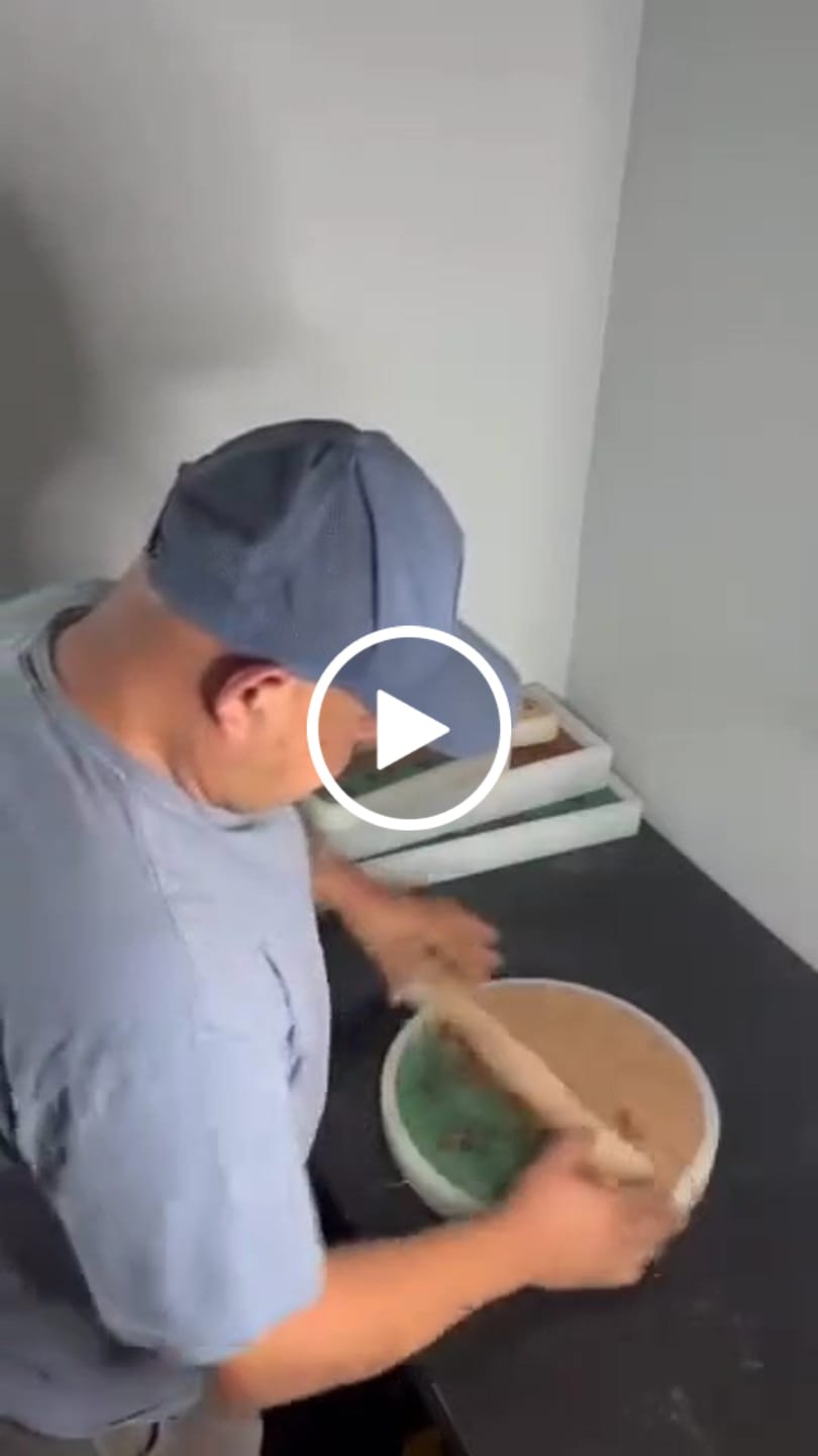 Customer video review of 15.7x12x1" Small Round Charcuterie Board With Handle Silicone Mold - Serving Board Mold