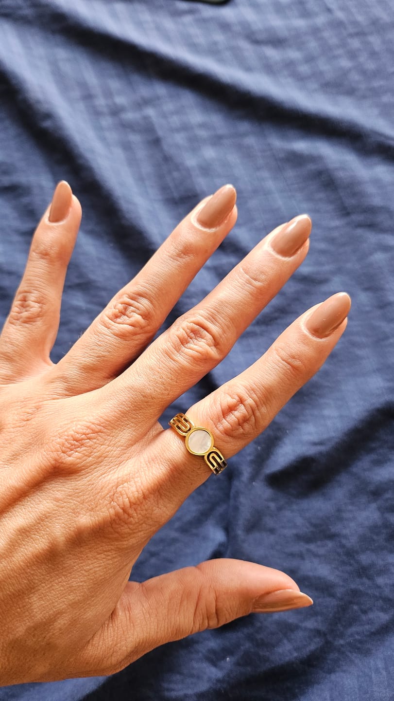 Customer photo review of Anel Athena Pedra Madrepérola Banhado em Ouro 18K