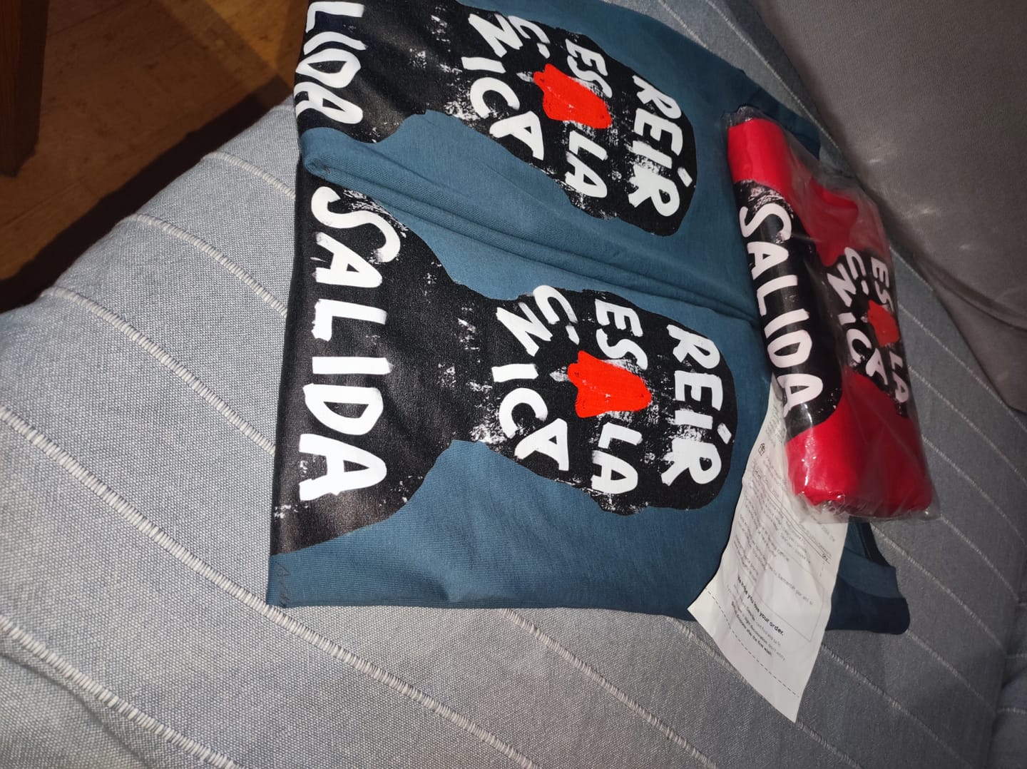 Customer photo review of Camiseta "Reír es la única salida"