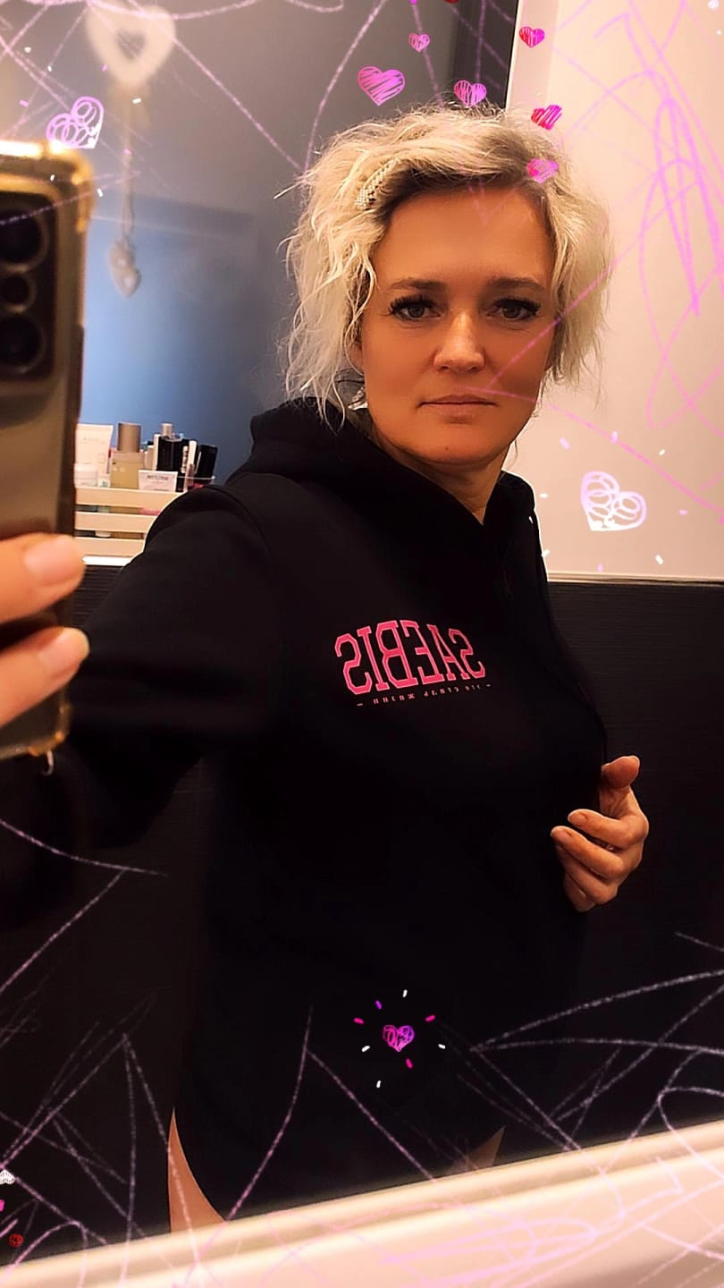 Customer photo review of Lifestyle Pink Edition Damen Oversized Zip Hoodie mit Reißverschluss schwarz by SAEBIS®