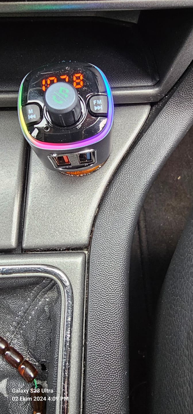 Customer photo review of Wegman Bluetooth FM Transmitter - Bluetooth Carkit - Autolader USB C
