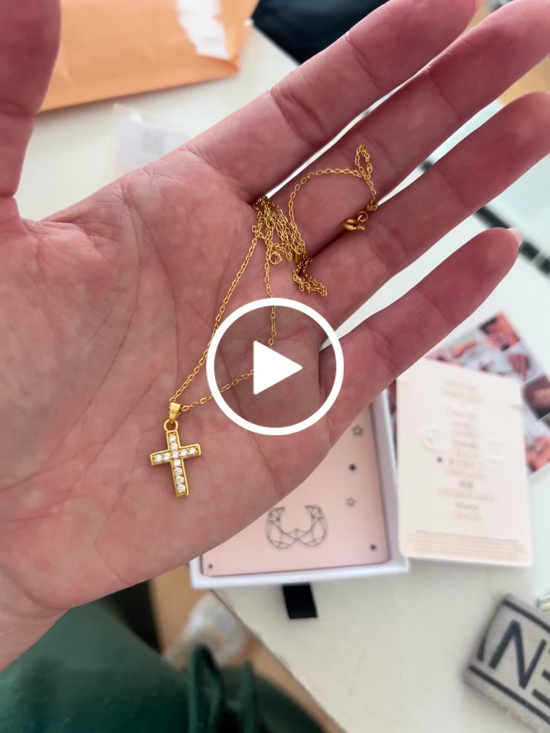 Customer video review of Collar Cruz Iluminada