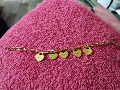 Customer photo review of Bracelet avec pendentifs cœur personnalisés