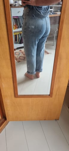 Carolina S. review of Calça Jeans Mom Jequitibá Azul Claro image 1 out of 2