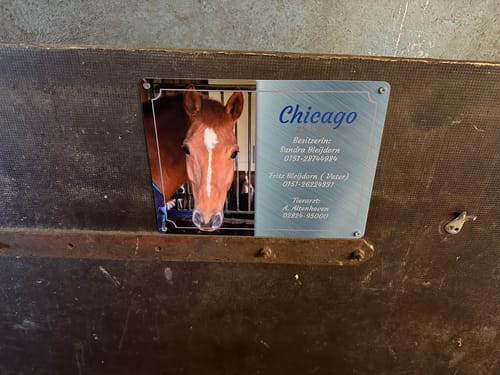 Customer photo review of Pferde Boxenschild mit Foto & Wunschtext (UV- und wetterfest)