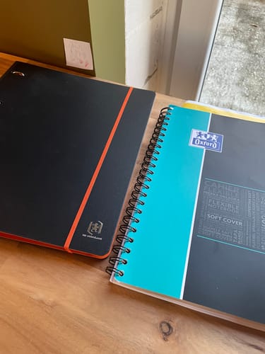 Avis photo d'un client sur Bloc à spirales EASYNOTES OXFORD # Couverture polypro - 160 pages A4 détachables - petits carreaux