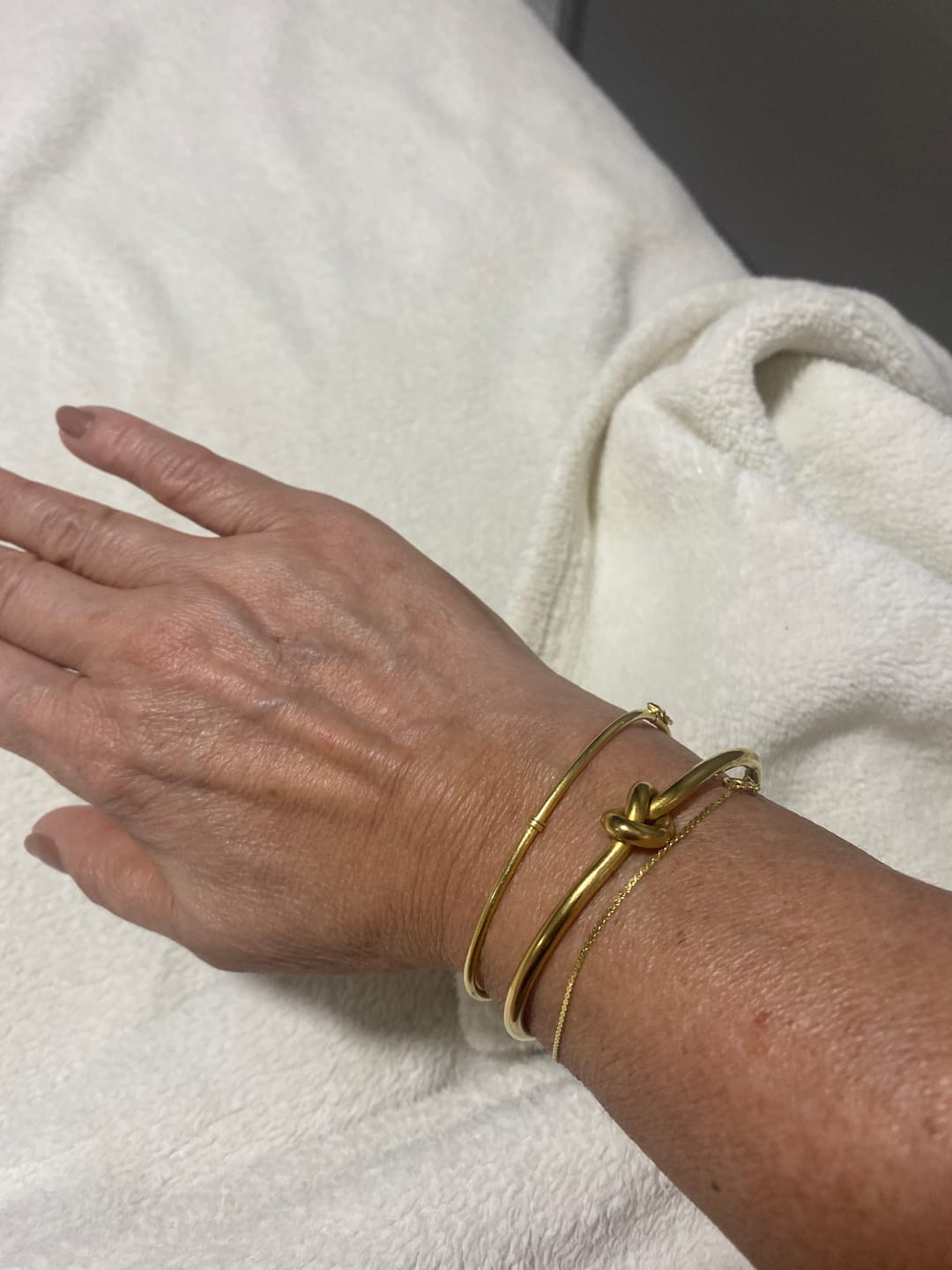 Customer photo review of Bracelete Com Nó Central Banhado em Ouro 18K