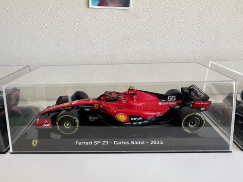 Customer photo review of Ferrari SF-23 Sainz 1:24 - Con piloto (Caja acrílica)