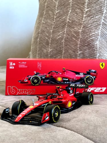 Customer photo review of Ferrari SF-23 Sainz 1:24 - Con piloto (Caja acrílica)