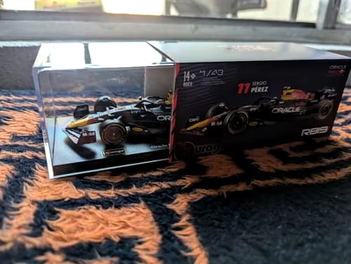 Customer photo review of Red Bull RB19 Checo Pérez 1:43 - Con piloto (Caja acrílica)