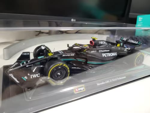Customer photo review of Mercedes W14 Hamilton 1:24 - Con piloto (Caja acrílica)