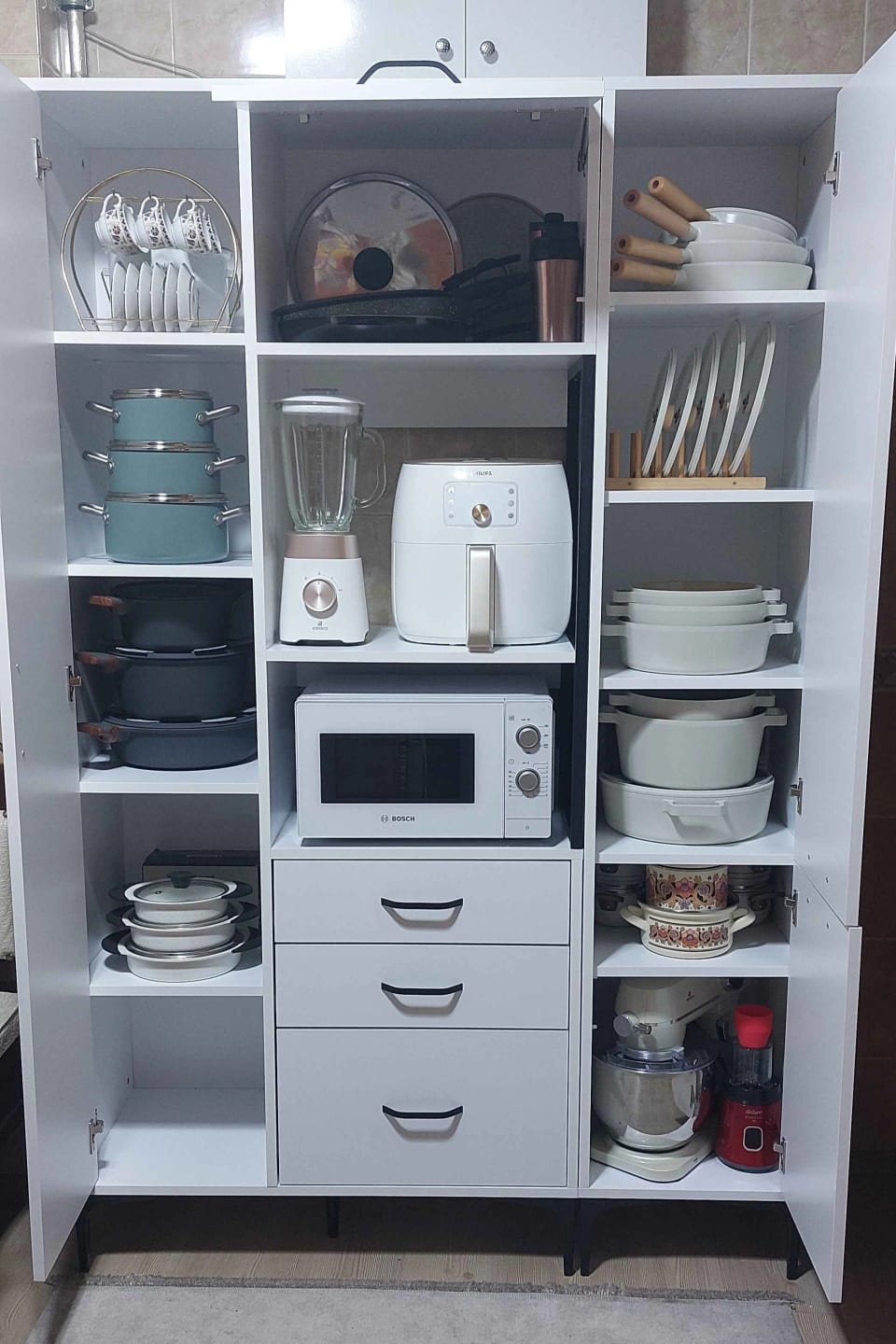 Customer photo review of Rani JE118 Çok Amaçlı Dolap 4 Kapaklı 3 Çekmeceli Kiler Mutfak Dolabı Beyaz