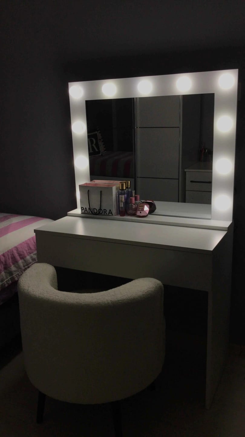 Customer photo review of Rani BJ120 Hollywood Işıklı Aynalı Kulis Makyaj Masası Takı Düzenleyici Beyaz