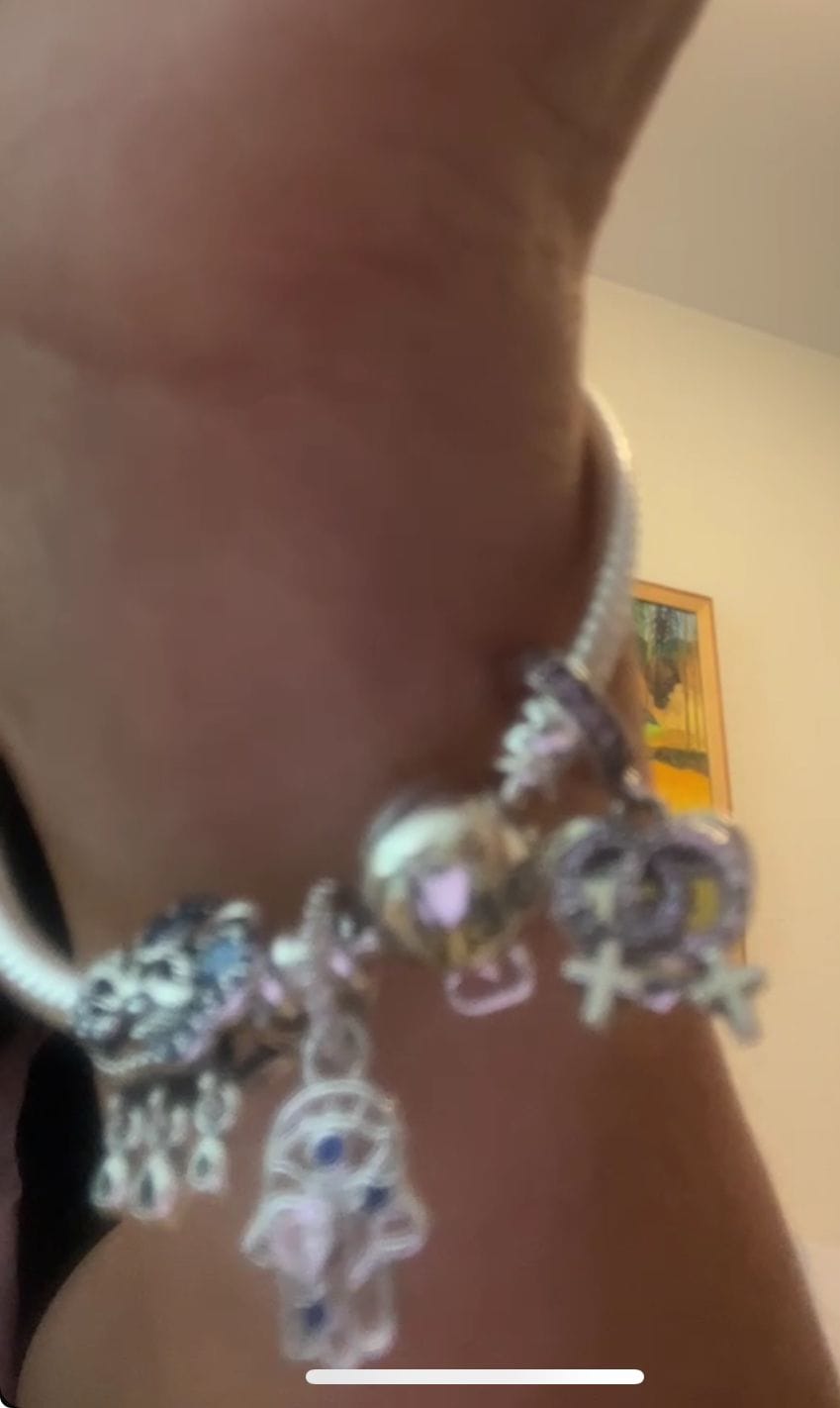 Customer photo review of Pulsera Esfera de Amor y Corazon