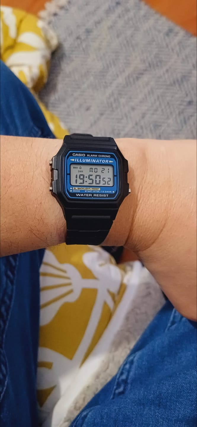 Customer photo review of Reloj Casio Vintage F-105W-1ADF Azul/Negro Illuminator