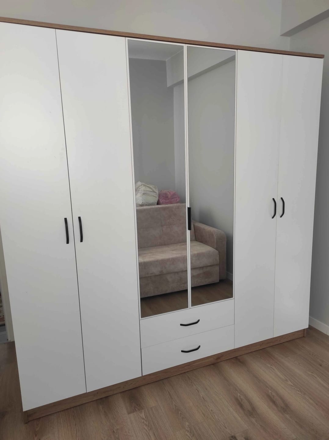 Customer photo review of Rani BA130 Geniş Gardırop Elbise Dolabı Aynalı Kapaklı 2 Çekmeceli 5 Raflı 3 Askılı Sepet Ceviz - Beyaz