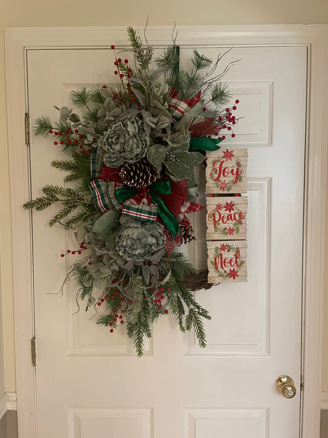 Customer photo review of 18" Oval Grapevine Wreath - DECOE-037