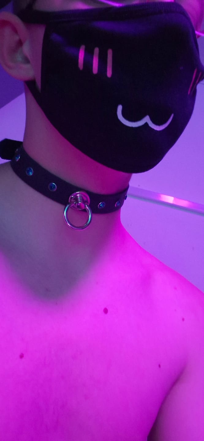 Customer photo review of SiaLinda: Halsband Nr. 13 petrol blau - grün 8 Straß Kristalle und großem O-Ring 20mm, echt Leder schwarz