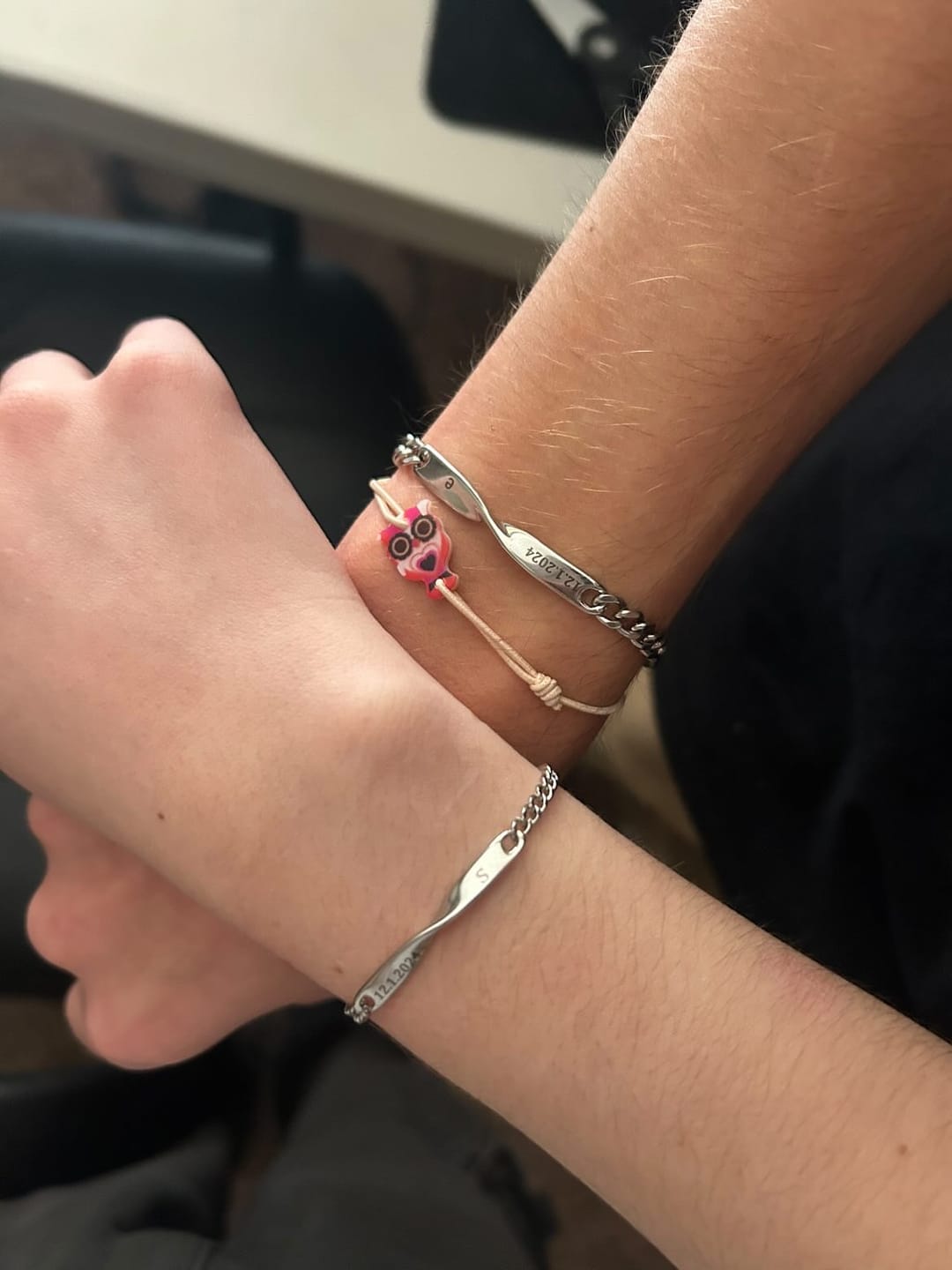 Recensione fotografica del cliente del Set di Bracciali Infiniti Incisi