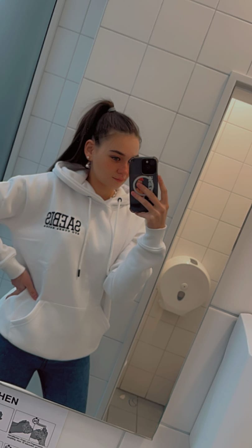 Customer photo review of Lifestyle Damen Oversized Hoodie weiß mit Stickerei by SAEBIS®