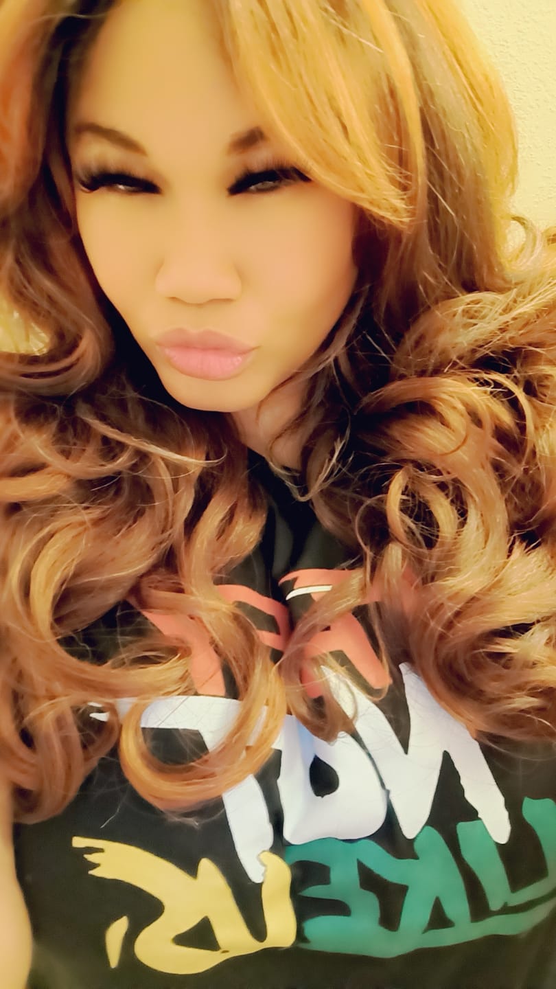 Customer photo review of Outre Melted Hairline Glueless HD Lace Front Wig - MANDISA - Pre-Styled Bangs