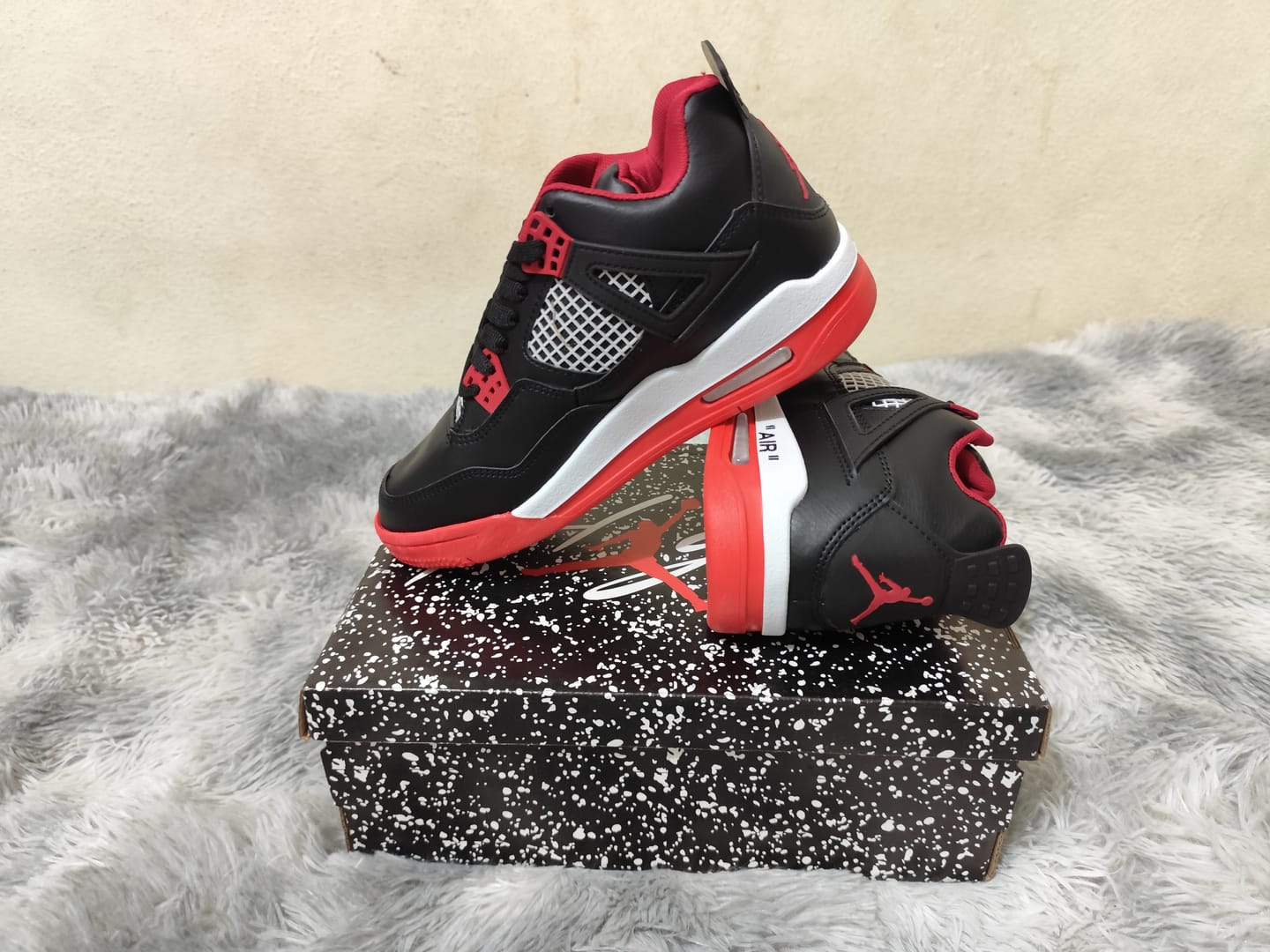 Customer photo review of Tenis Retro 4 Negro Rojo