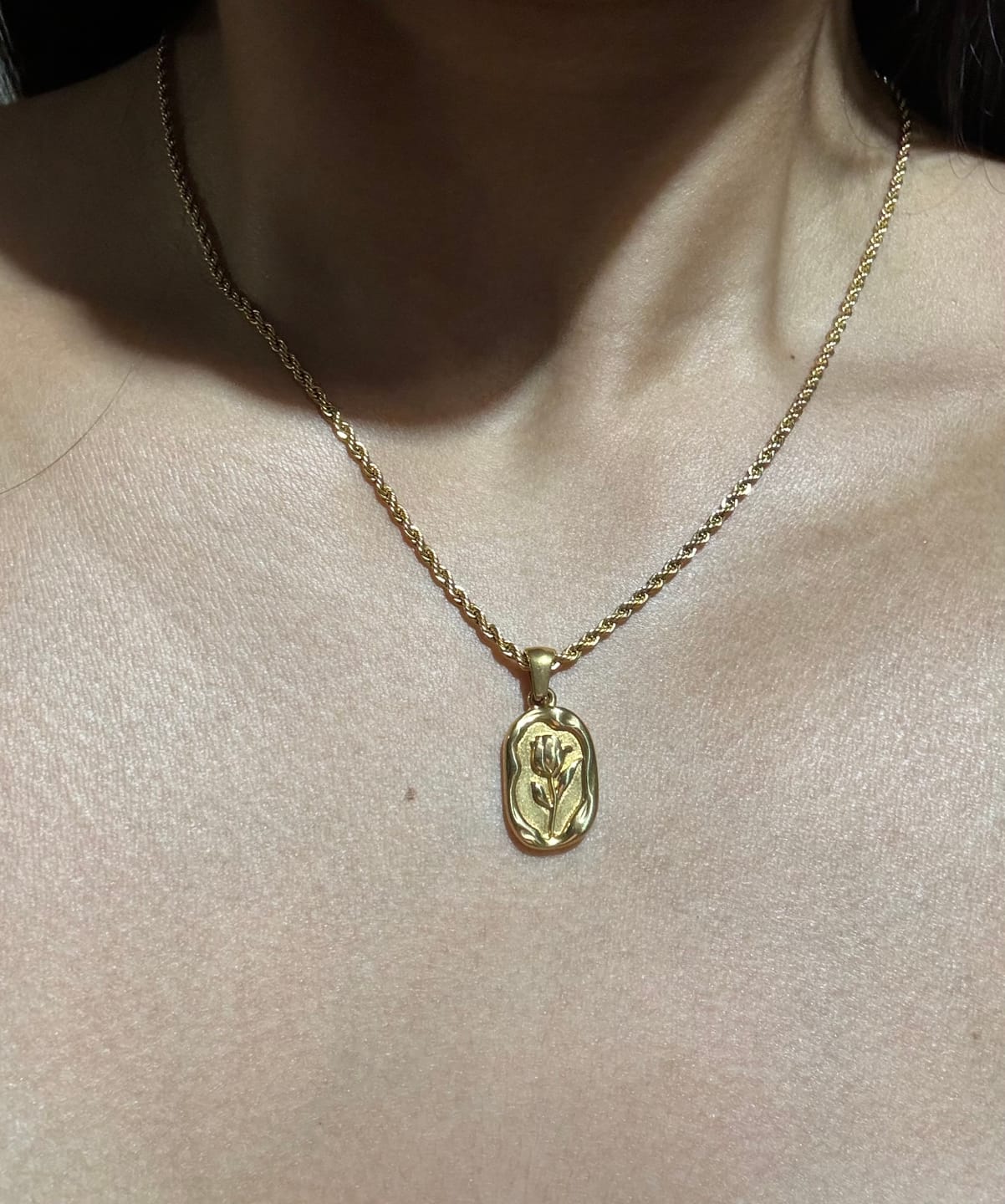 Customer photo review of Colar de Rede Baiana com Pingente de Rosa Banhado em Ouro 18k