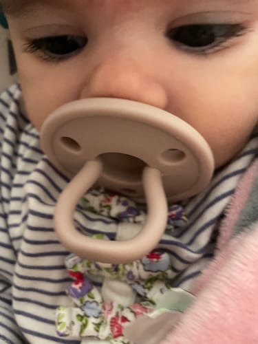 Customer photo review of Kit 2 Chupetes CLÁSICOS Rosa y Rosa Pálido Nenina & Co