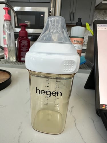 Customer photo review of Hegen PCTO™ 240ml/8oz Feeding Bottle PPSU, 2-Pack with 2 x Medium Flow Nipple (3 to 6 months)