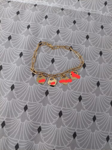 Customer photo review of Bracelet avec pendentifs cœur personnalisés