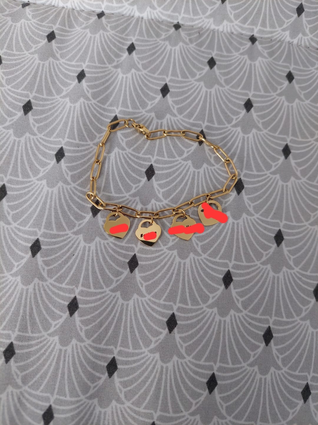 Customer photo review of Bracelet avec pendentifs cœur personnalisés