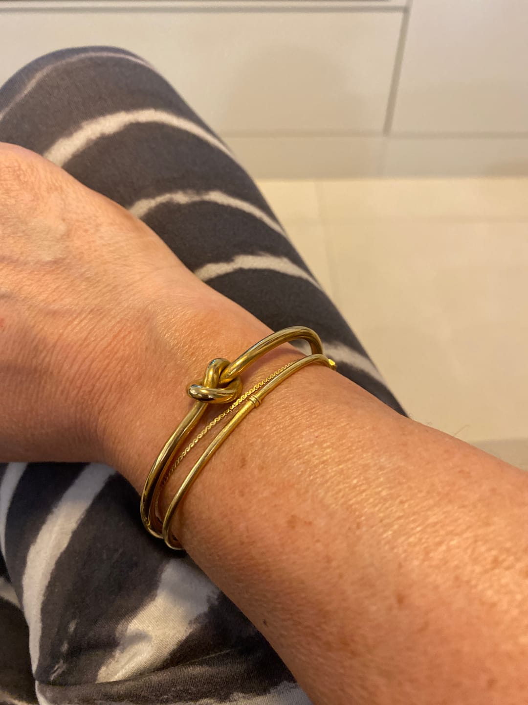 Customer photo review of Bracelete Com Nó Central Banhado em Ouro 18K