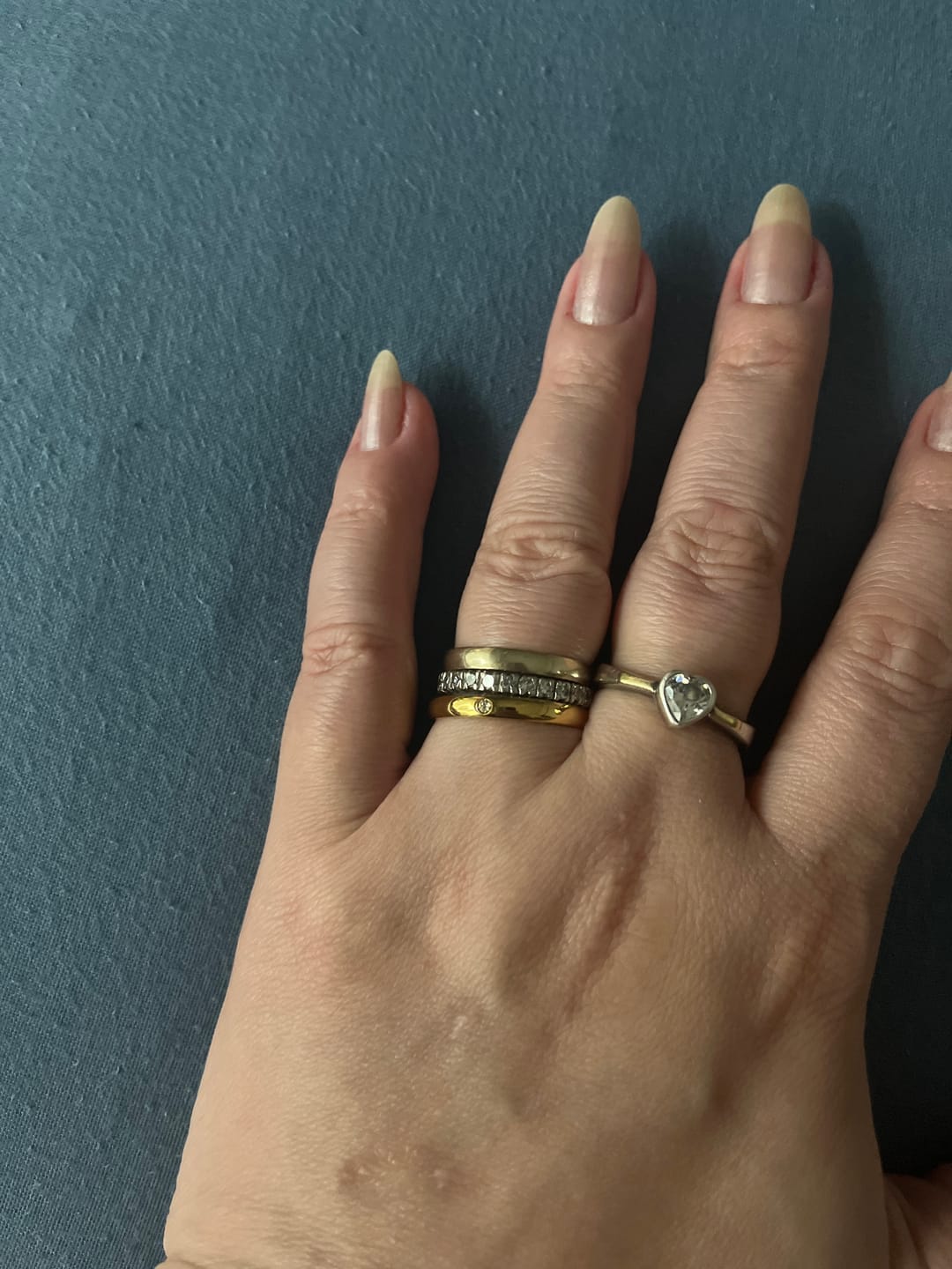 Customer photo review of Anel Cristal Solitário Banhado em Ouro 18K