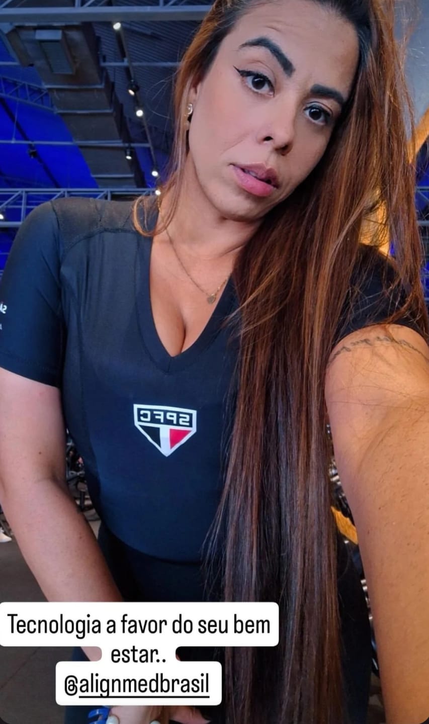 Customer photo review of SPFC - Camiseta Postural Feminina - Posture Shirt® Pullover Com Logo No Centro